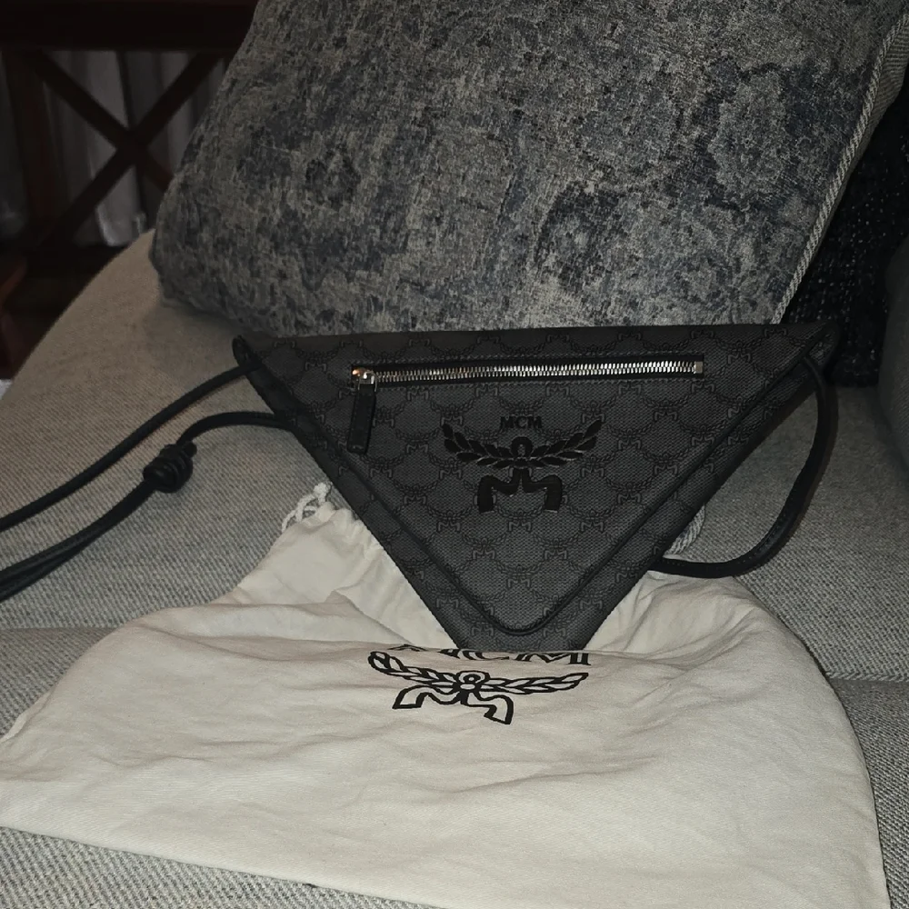 NEW MCM Black Triangular Logo-Print Leather Crossbody - Picture 1 of 2